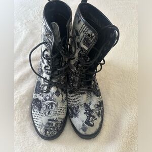 Alice in  Wonderland Black and White Graphic Combat Boots womans size 7